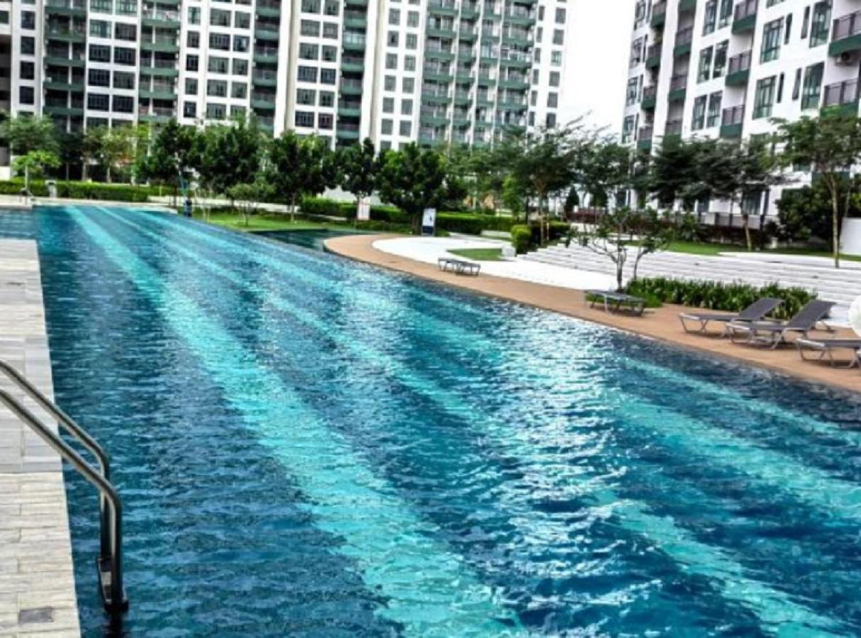 Homenest Jb City Poolview Suite By Cozy Home Johor Bahru Exterior foto